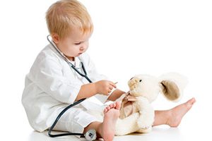 Enfant avec un stéthoscope et son lapin en peluche