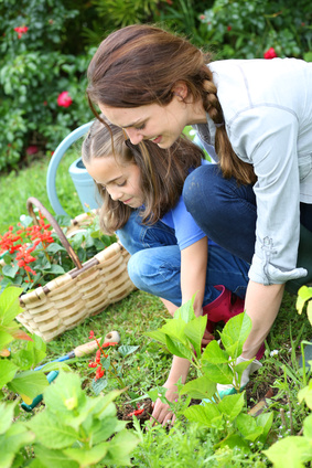 mere et fille plantant dans jardin-toxoplasmose