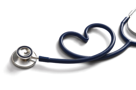 stethoscope formant un coeur-maladies cardiaques