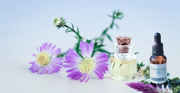 fleur et huile essentielle - aromatherapie