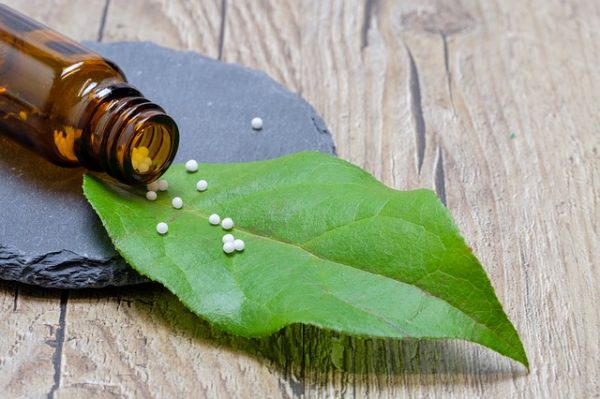 granules homéopathie sur feuille verte